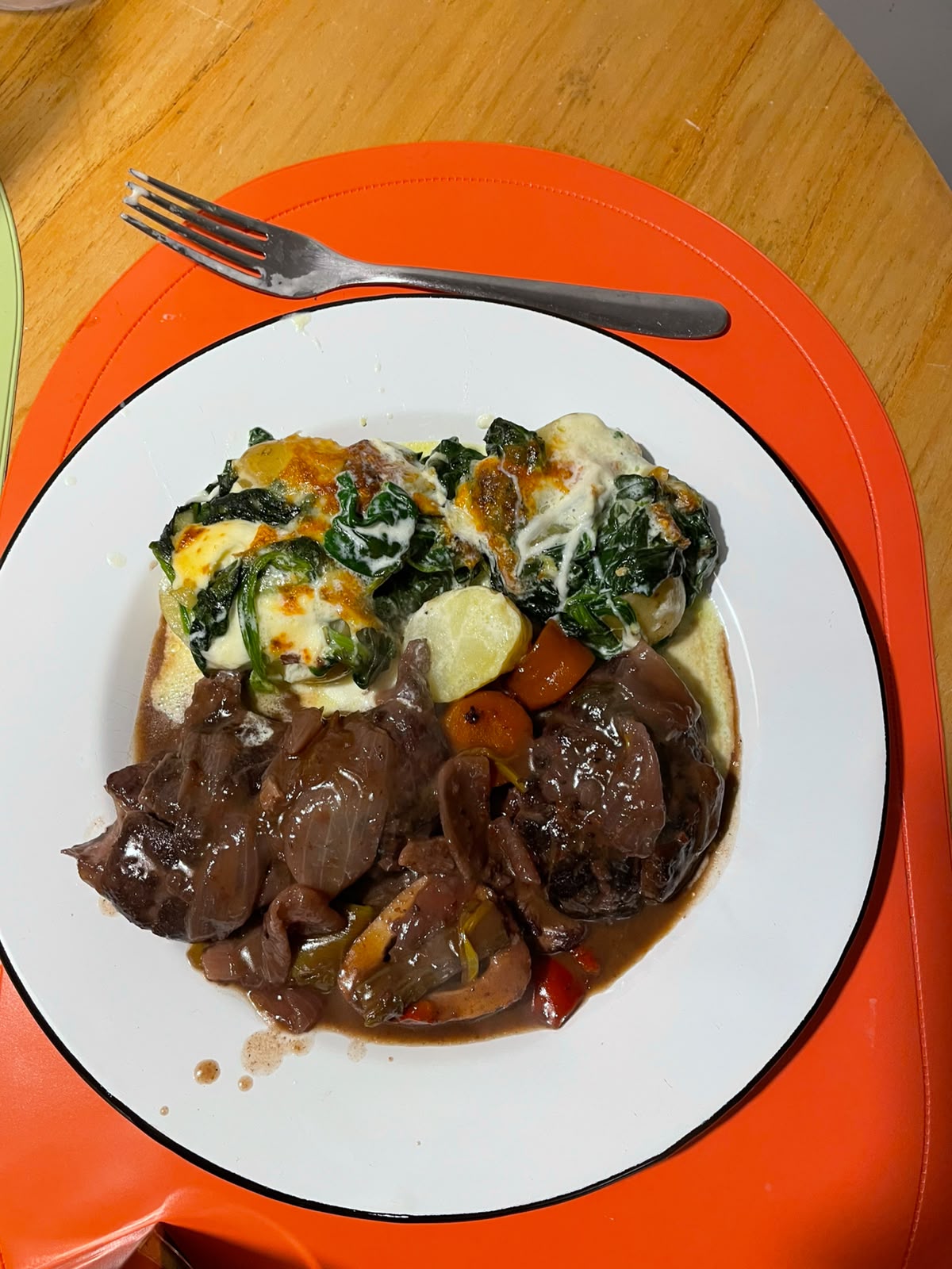 Carne al Horno con Papines, Espinaca a la Crema y Queso Gratinado